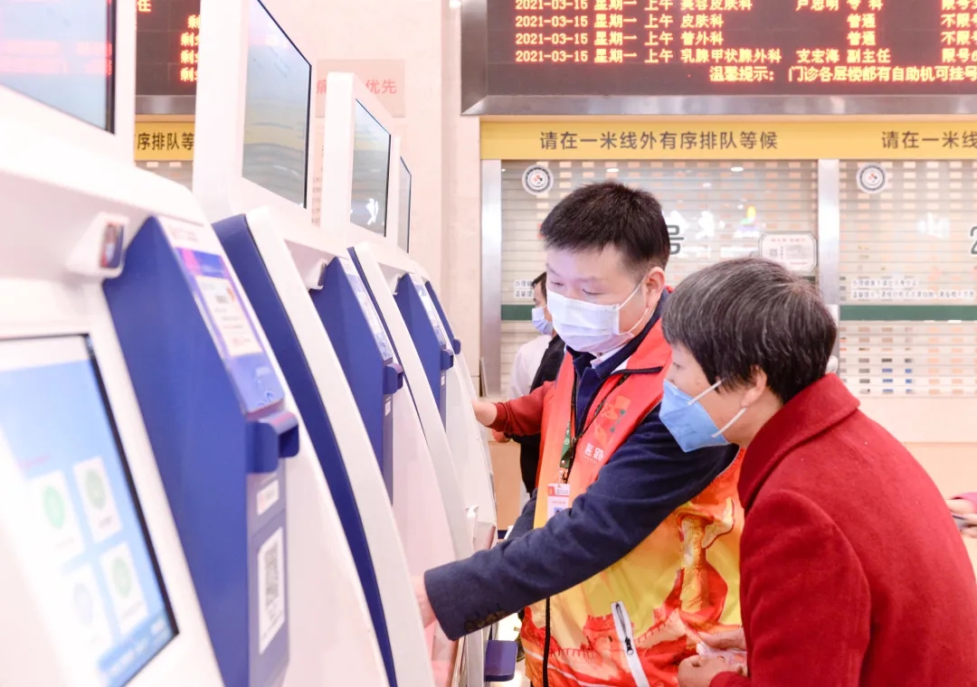 “优质服务年大行动”——院长书记带头做起志愿服务